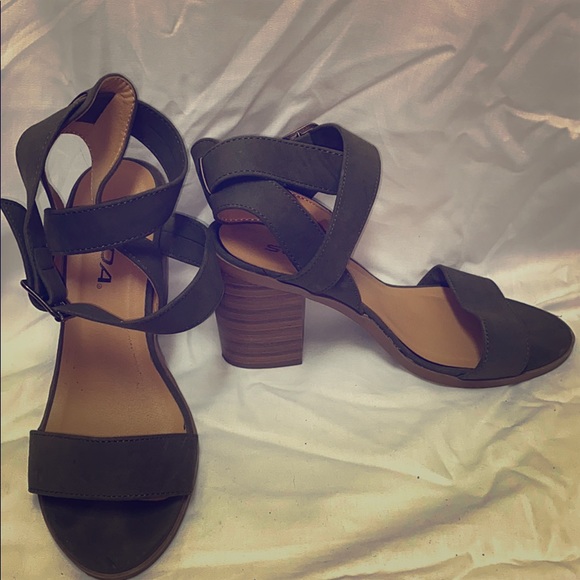 Navy Green heels - Picture 1 of 5